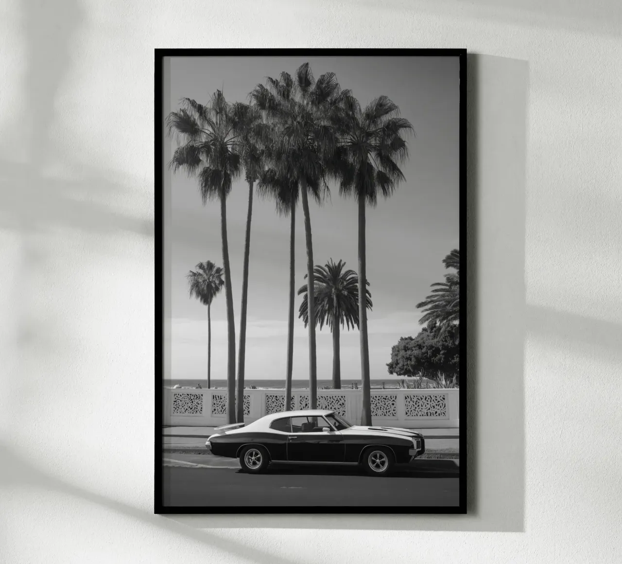 Auto d'epoca sotto le palme poster con telaio in legno da Indigo Tides Art