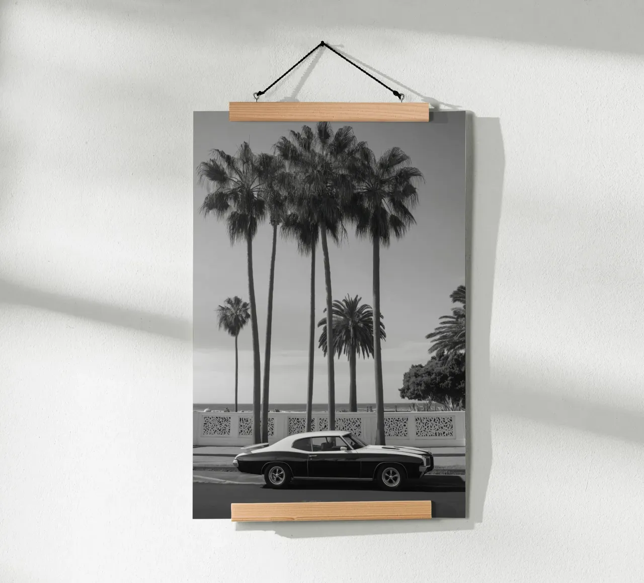 Auto d'epoca sotto le palme poster con telaio in legno da Indigo Tides Art
