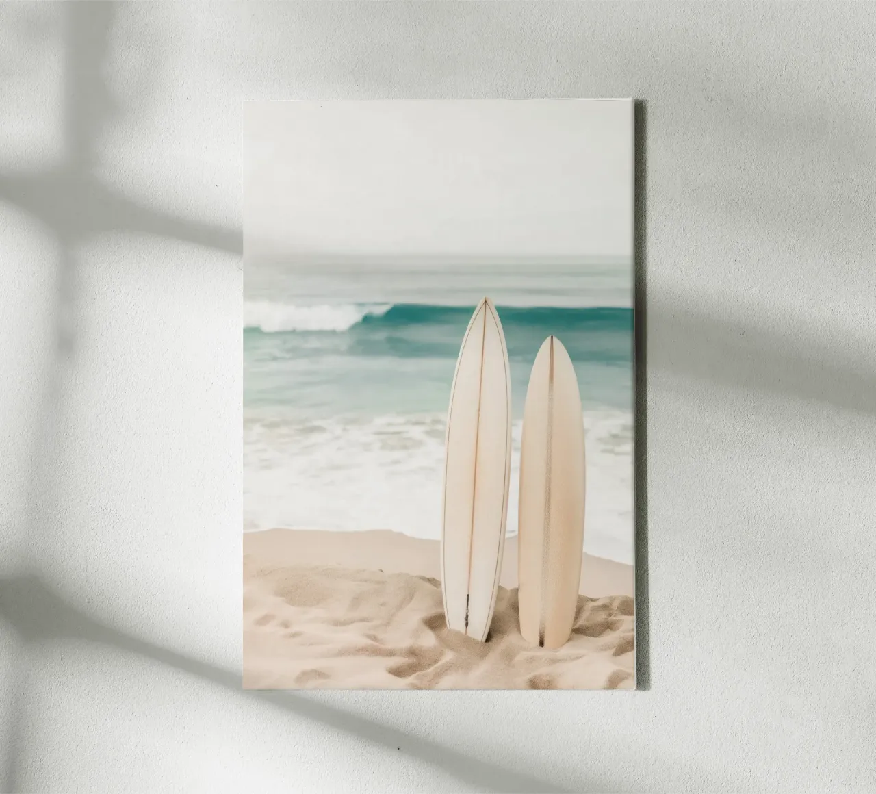 Surfplanken op het strand canvas met Baklijst van Indigo Tides Art
