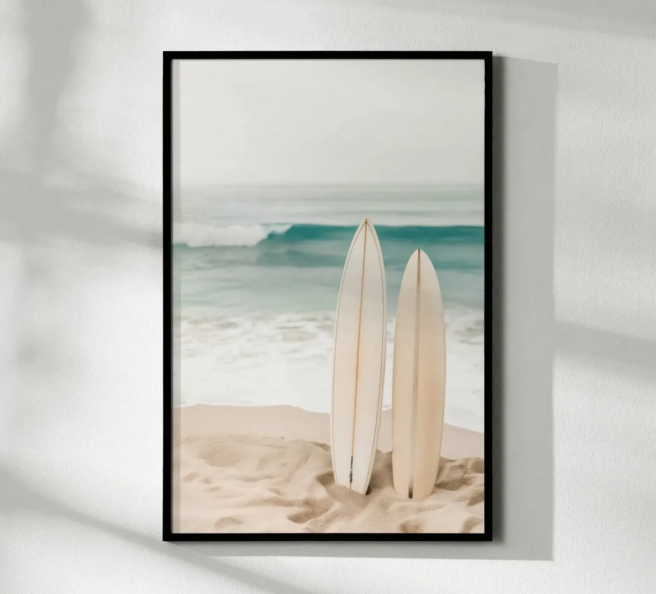 Tavole da surf sulla spiaggia poster con telaio in plastica da Indigo Tides Art