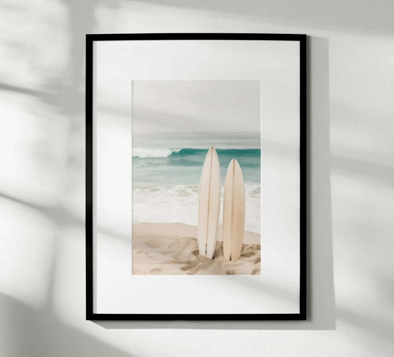 Tavole da surf sulla spiaggia poster con telaio in plastica da Indigo Tides Art