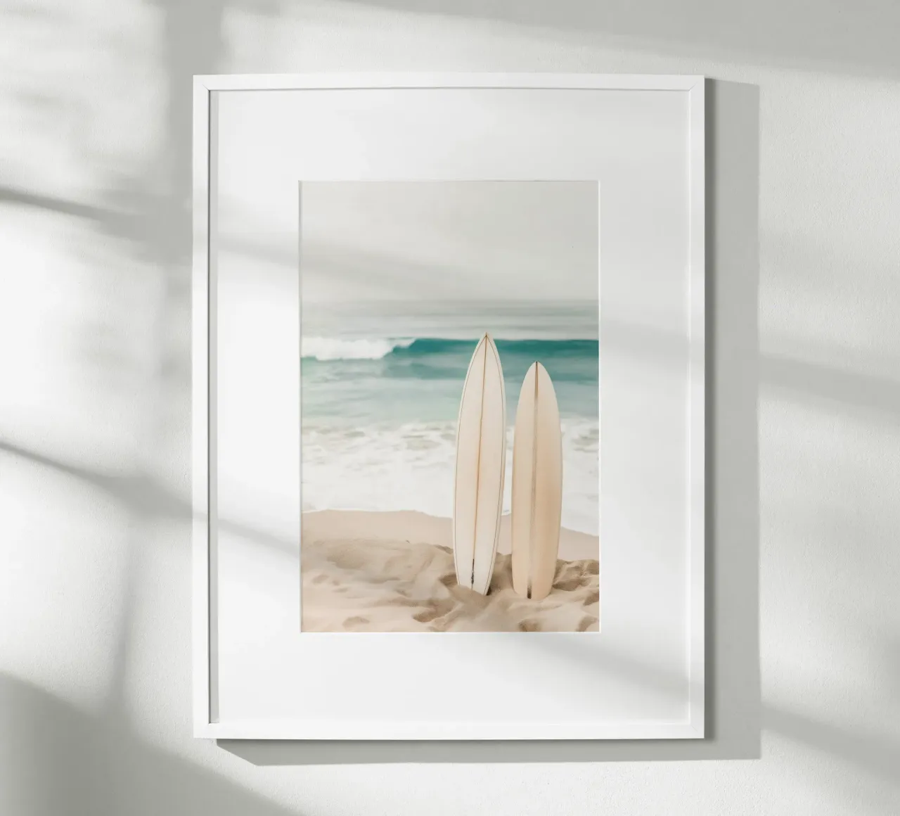 Tavole da surf sulla spiaggia poster con telaio in plastica da Indigo Tides Art