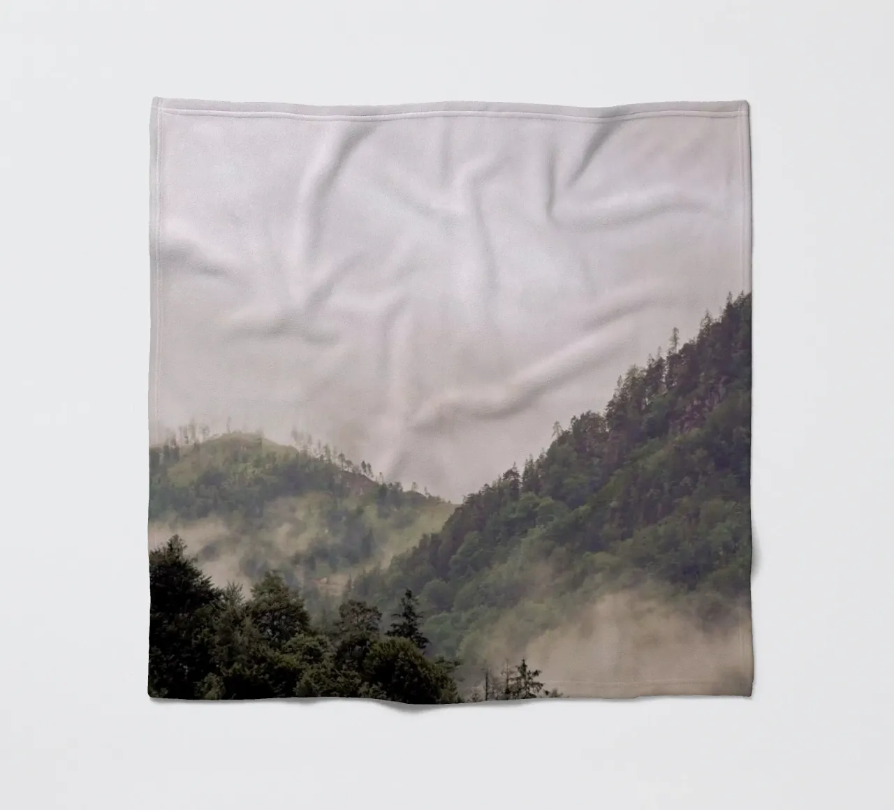 Misty Moody Woods coperta in pile da Studio Nahili