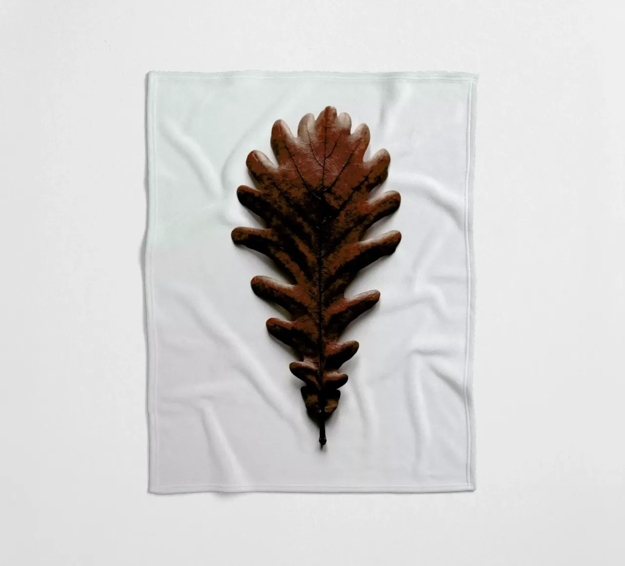 Shapes - Grafic Oak Leaf coperta in pile da Studio Nahili