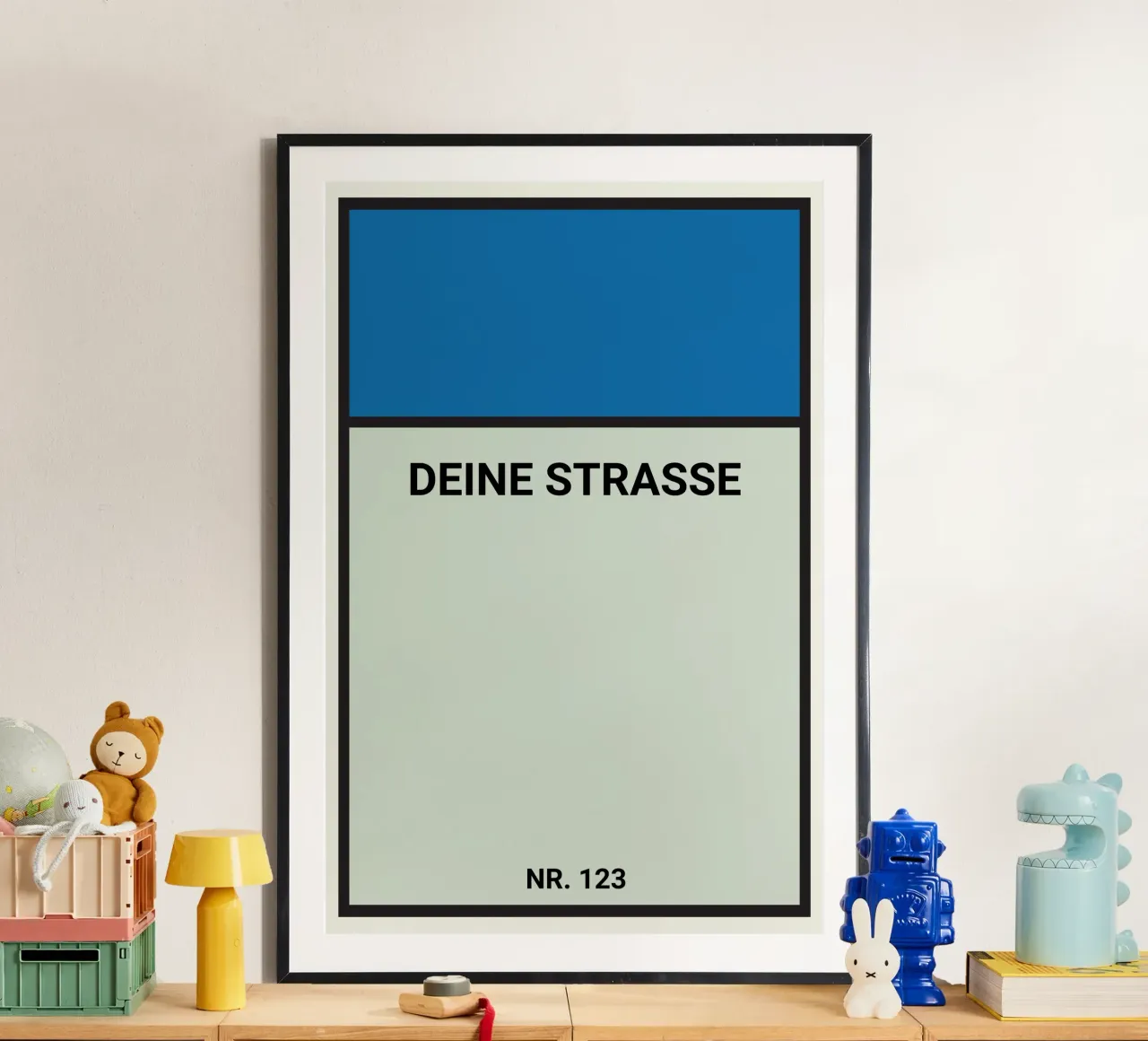 Poster stile Monopoly blu - La vostra via e il vostro numero civico poster con telaio in alluminio da FRAMELY
