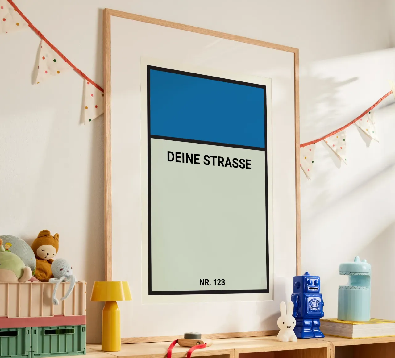 Poster stile Monopoly blu - La vostra via e il vostro numero civico poster con telaio in alluminio da FRAMELY