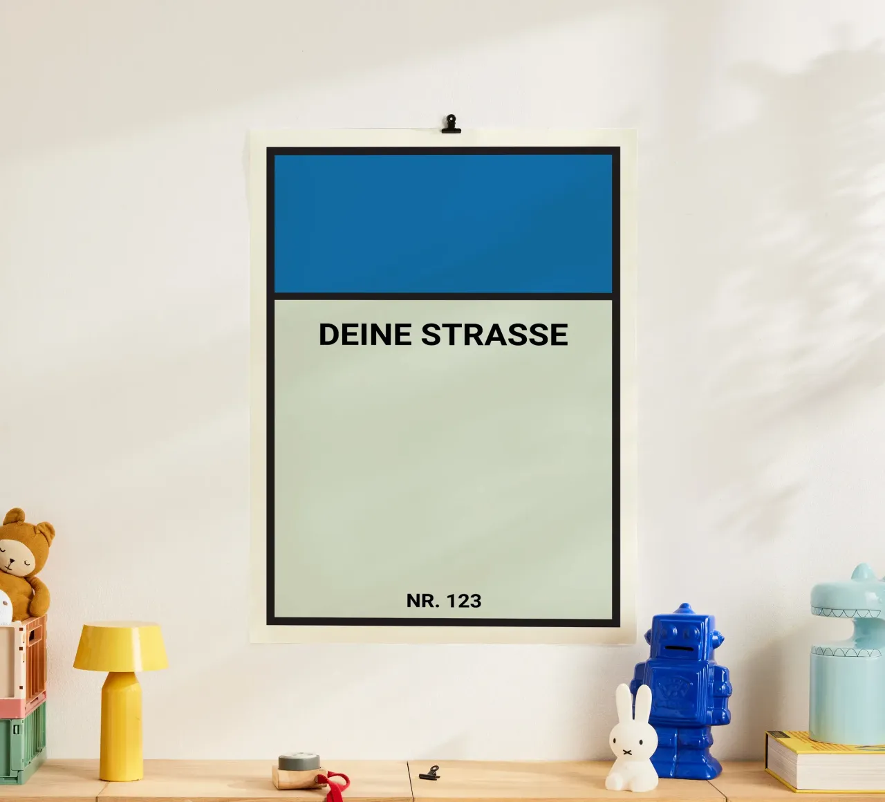 Poster stile Monopoly blu - La vostra via e il vostro numero civico poster con telaio in alluminio da FRAMELY