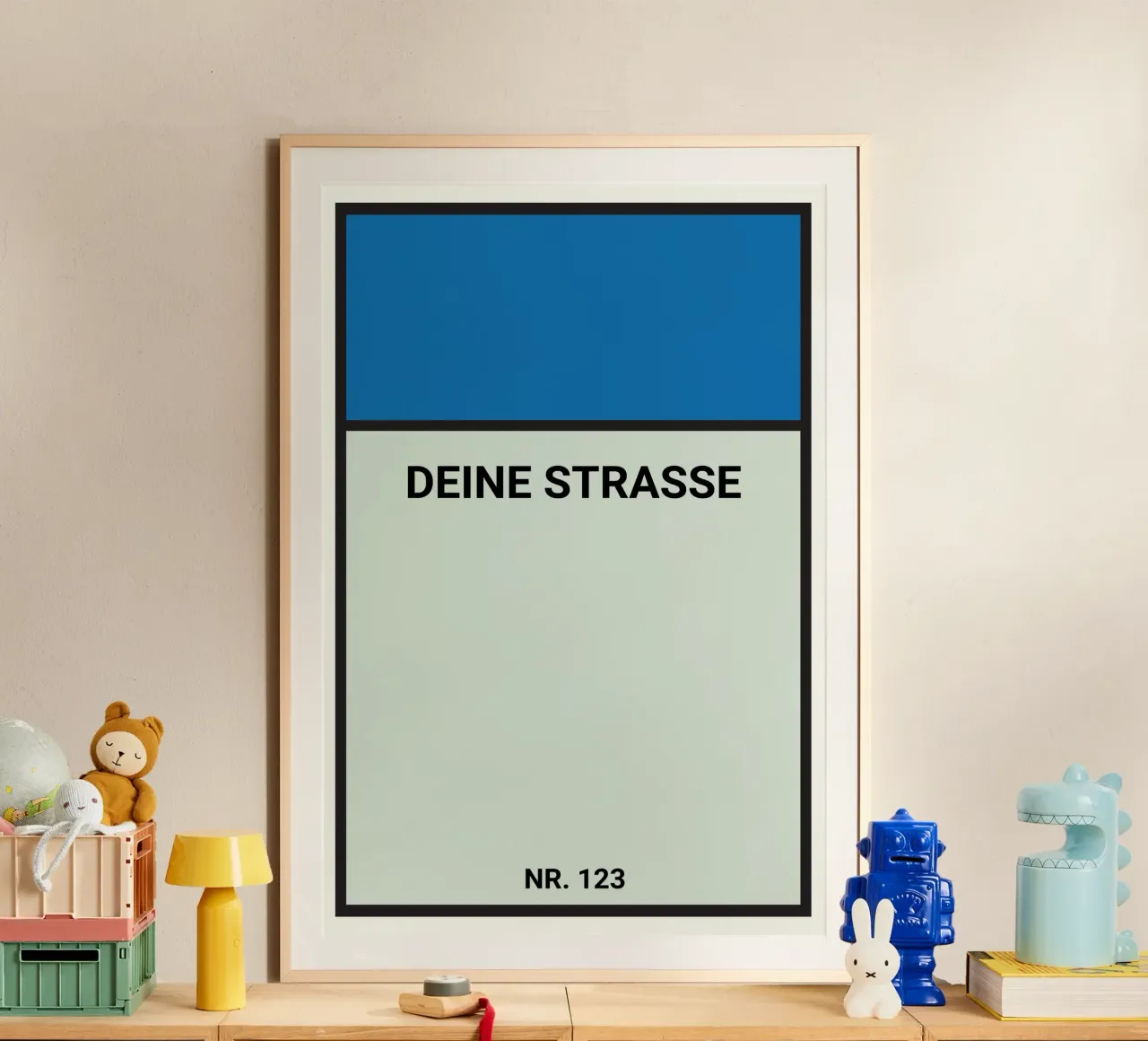 Poster stile Monopoly blu - La vostra via e il vostro numero civico poster con telaio in alluminio da FRAMELY