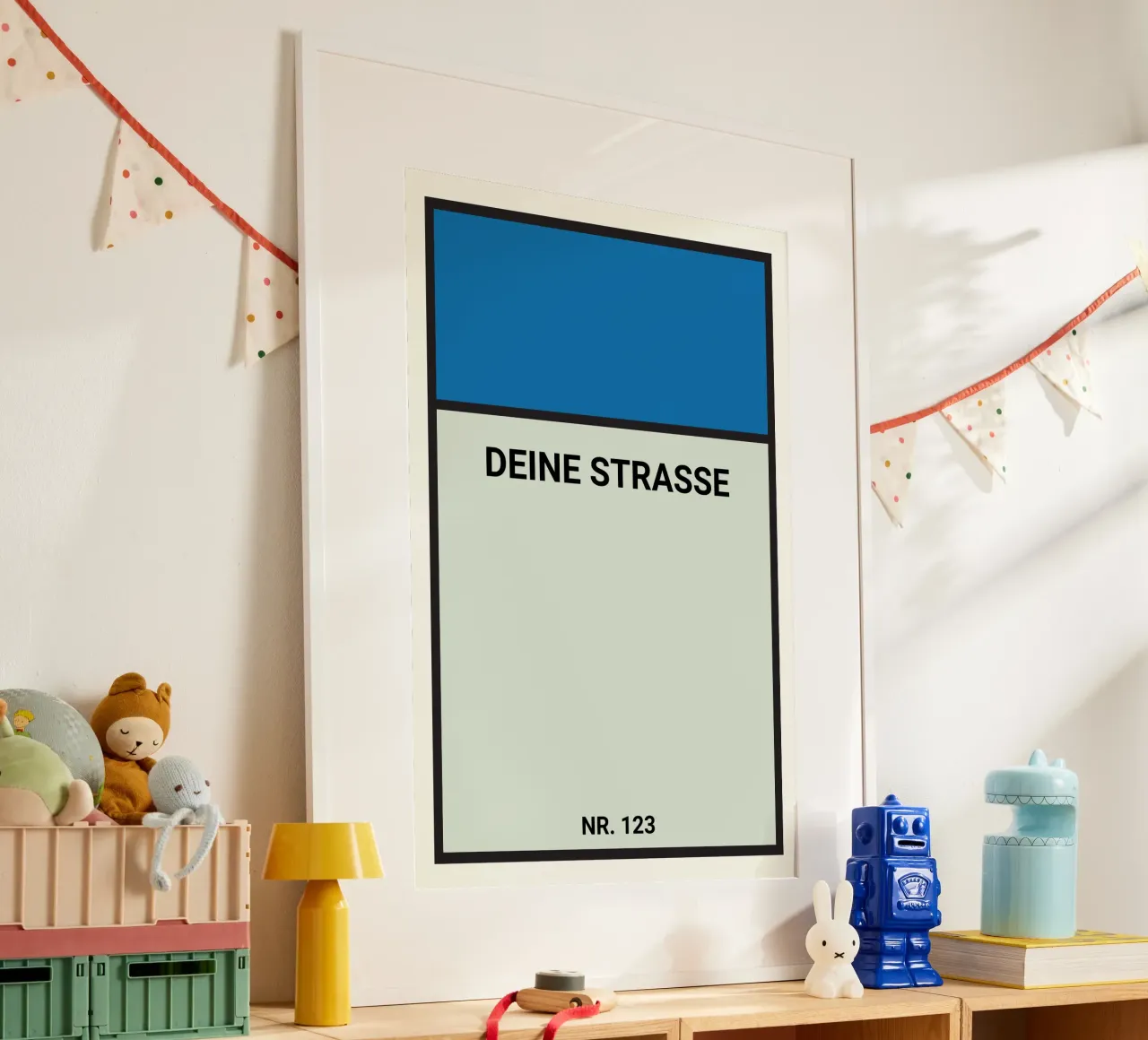 Poster stile Monopoly blu - La vostra via e il vostro numero civico poster con telaio in alluminio da FRAMELY