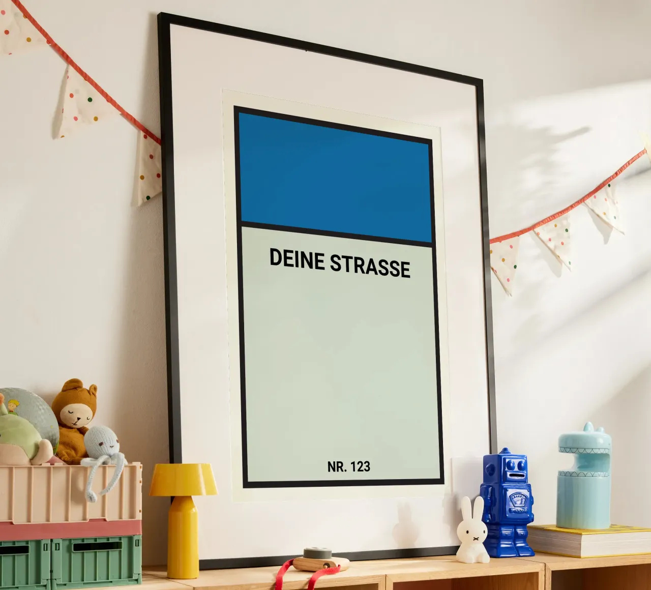 Poster stile Monopoly blu - La vostra via e il vostro numero civico poster con telaio in alluminio da FRAMELY