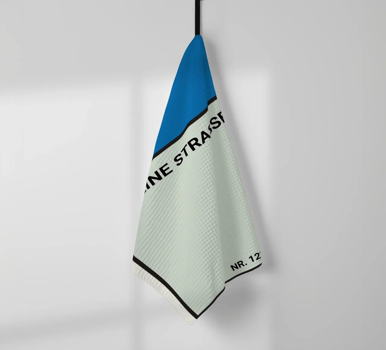 Poster stile Monopoly blu - La vostra via e il vostro numero civico canovaccio da cucina da FRAMELY