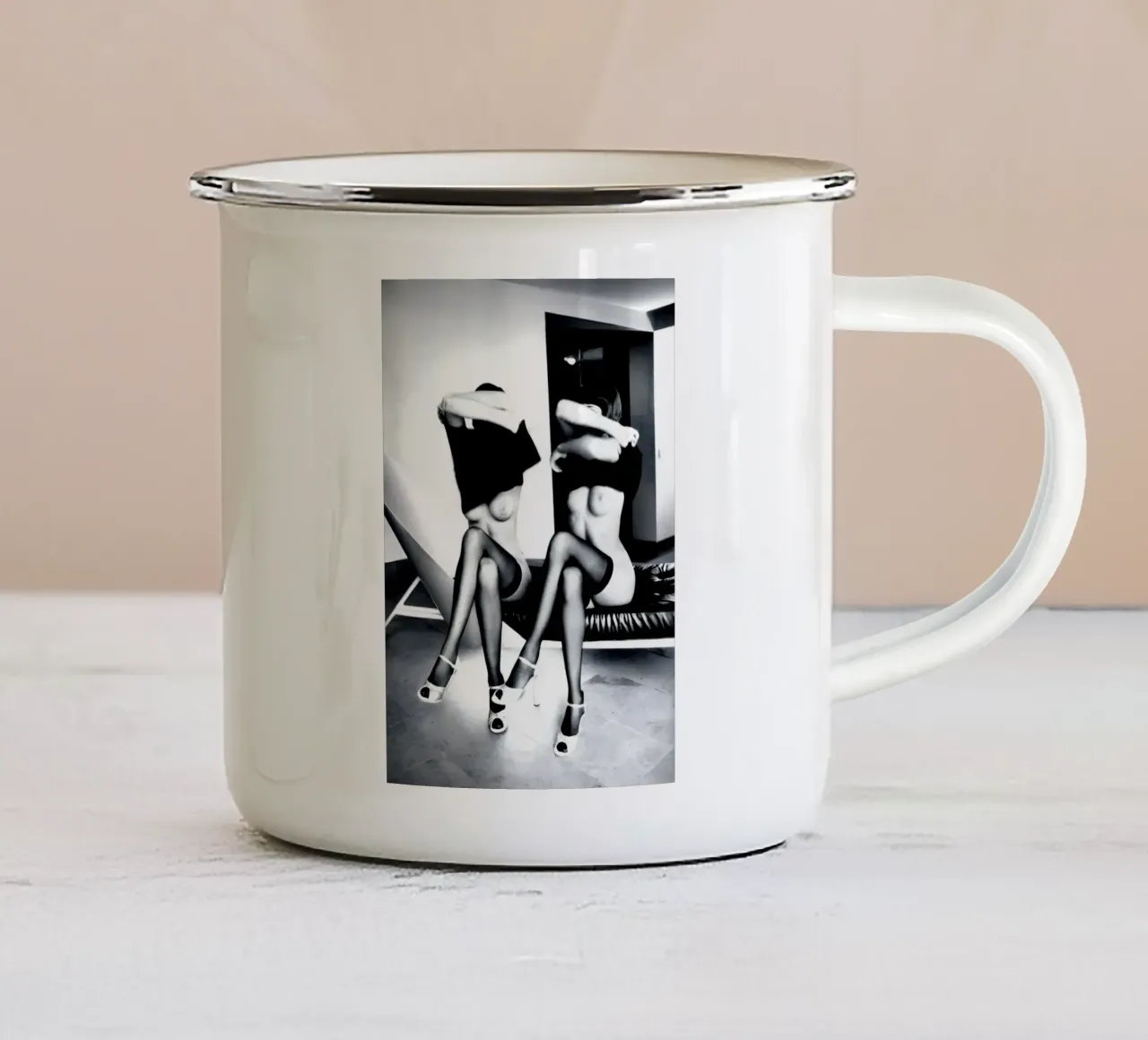 Due ragazze tazza in smalto da Takeme