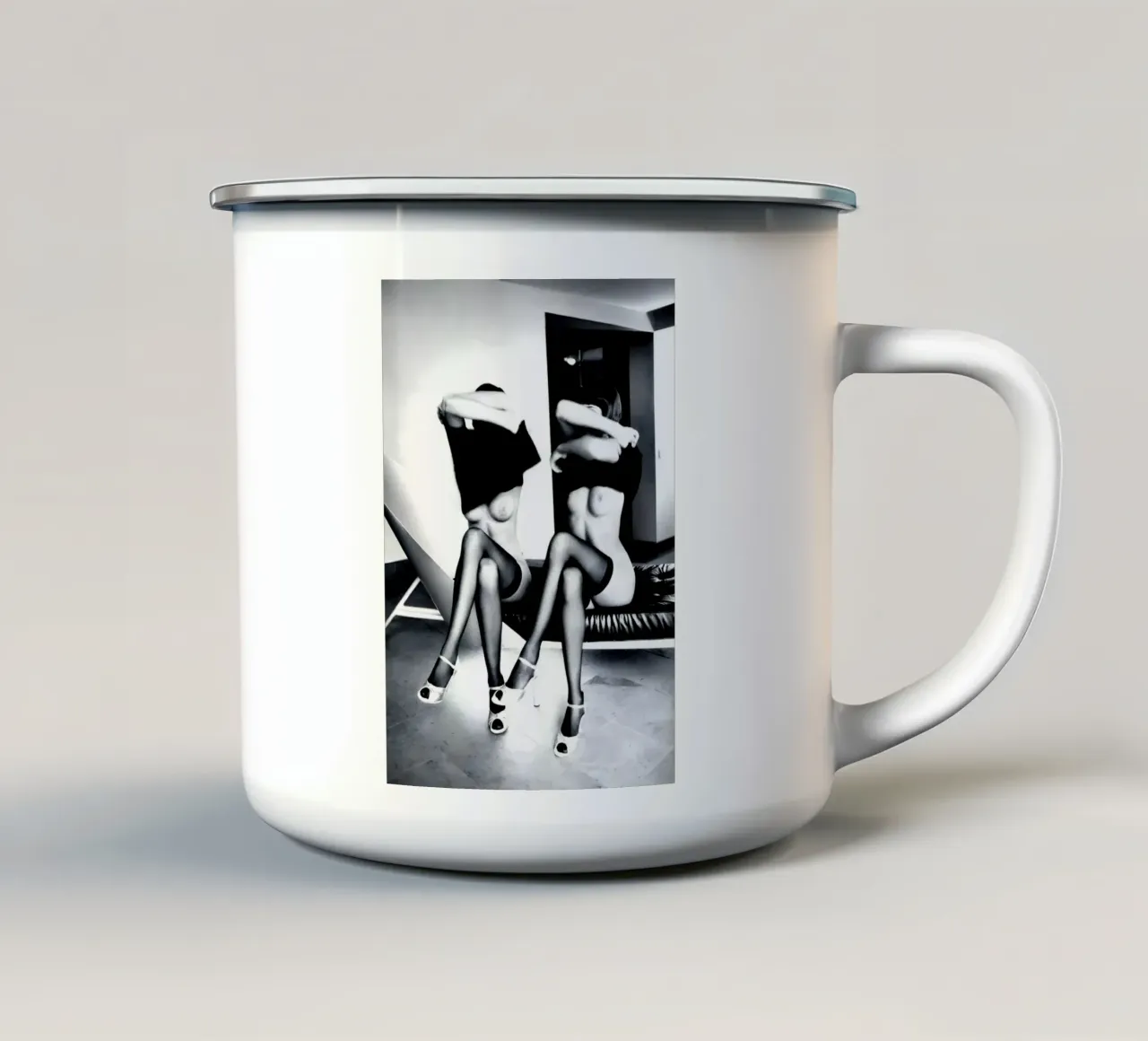 Due ragazze tazza in smalto da Takeme
