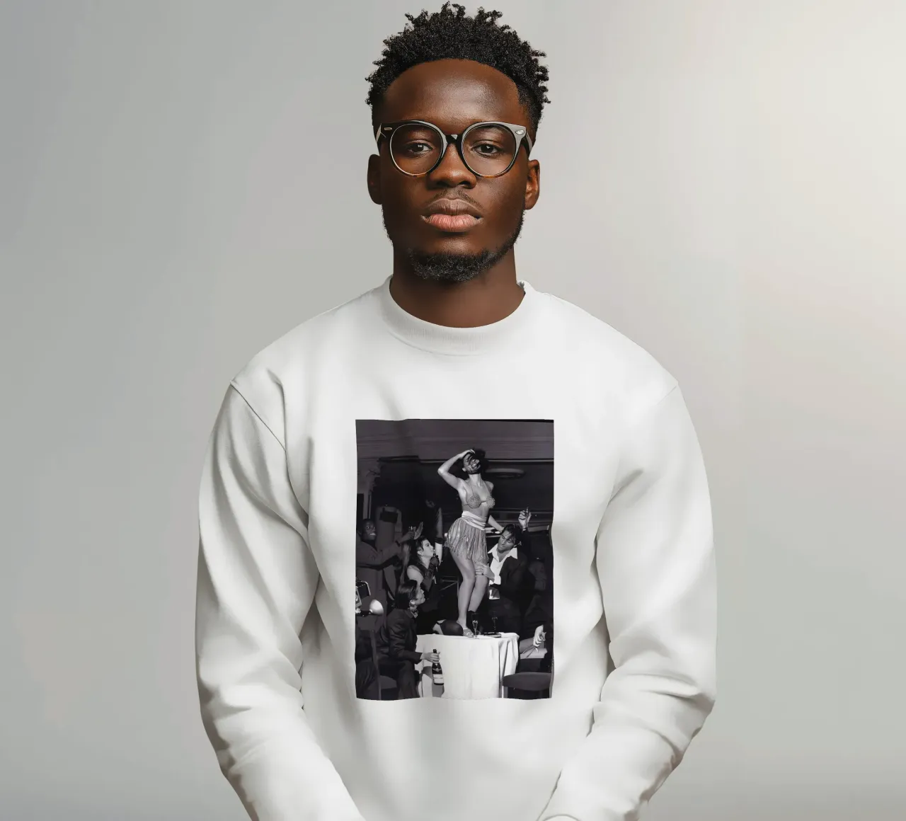 Femme dansant sur la table sweat de Takeme