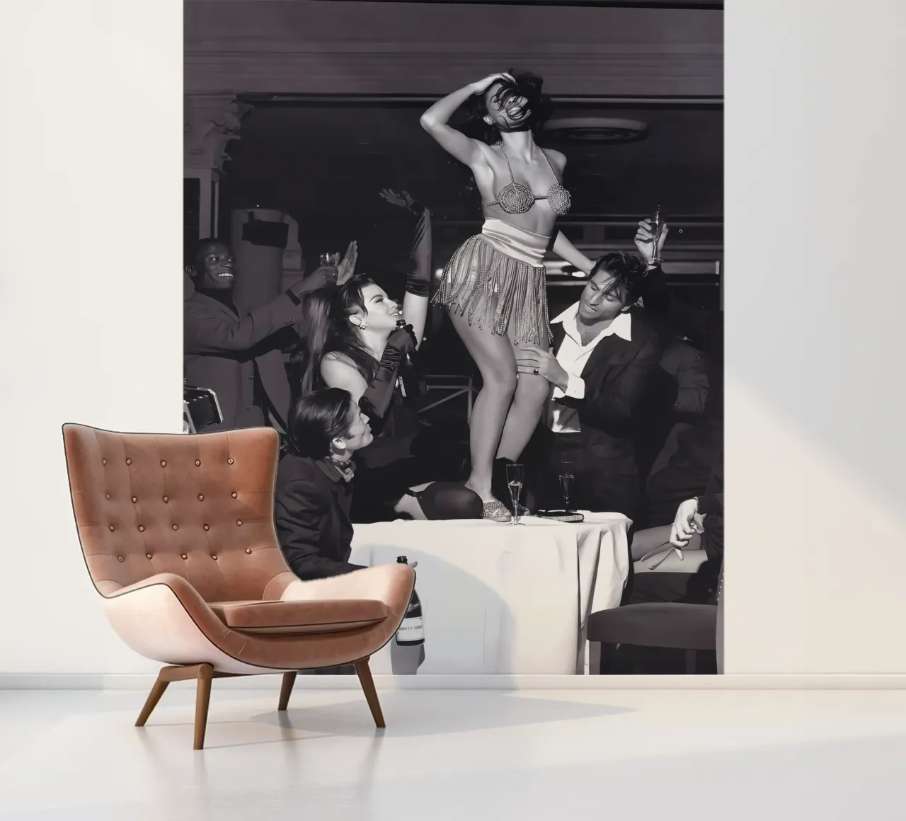 Femme dansant sur la table papier peint photo de Takeme