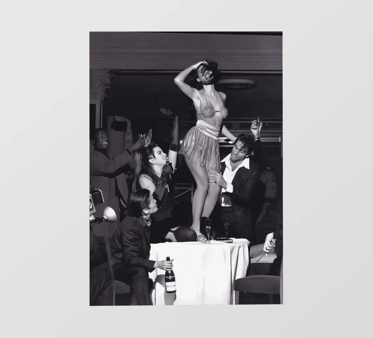 Femme dansant sur la table papier peint photo de Takeme