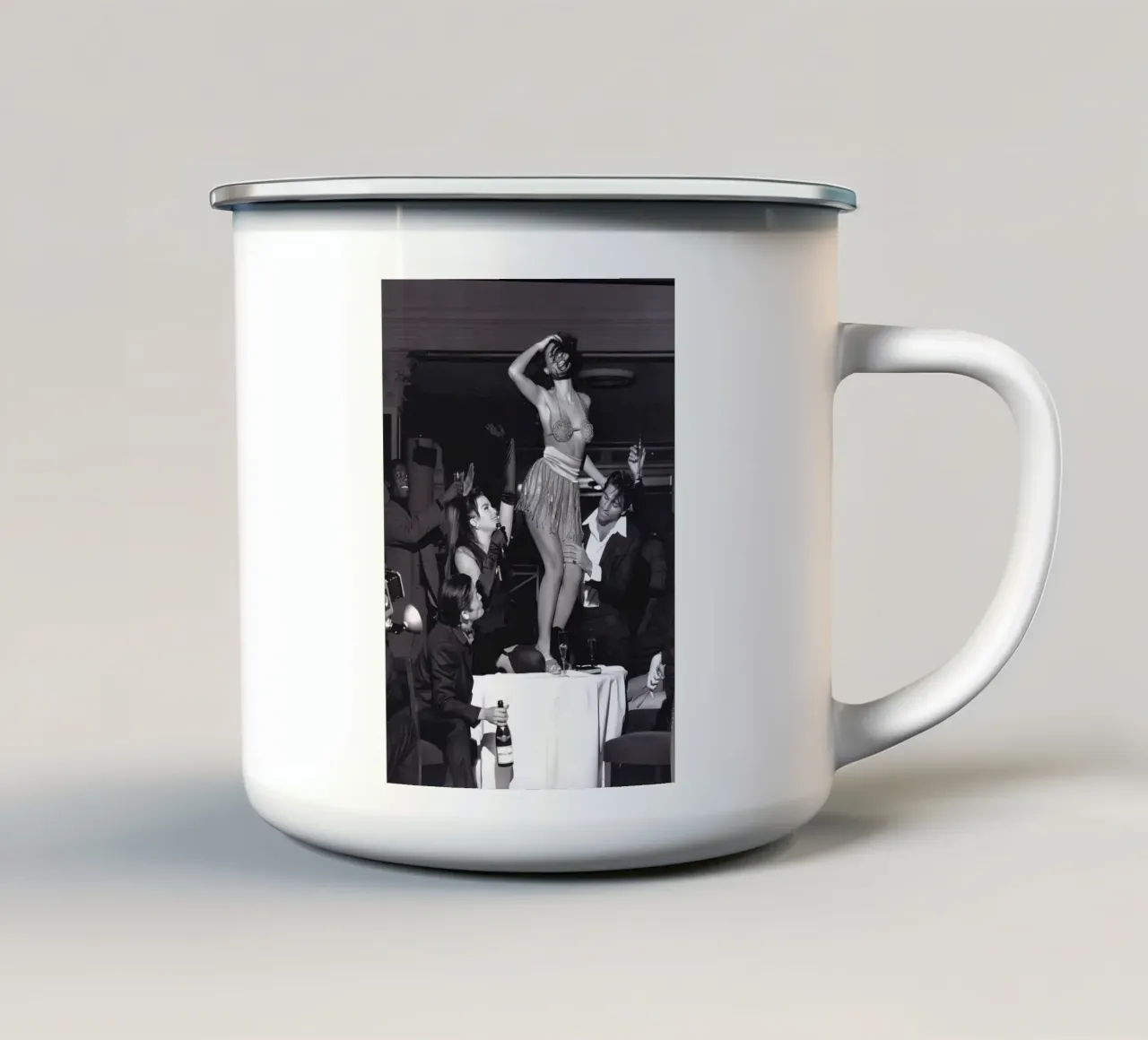 Donna che balla sul tavolo tazza in smalto da Takeme
