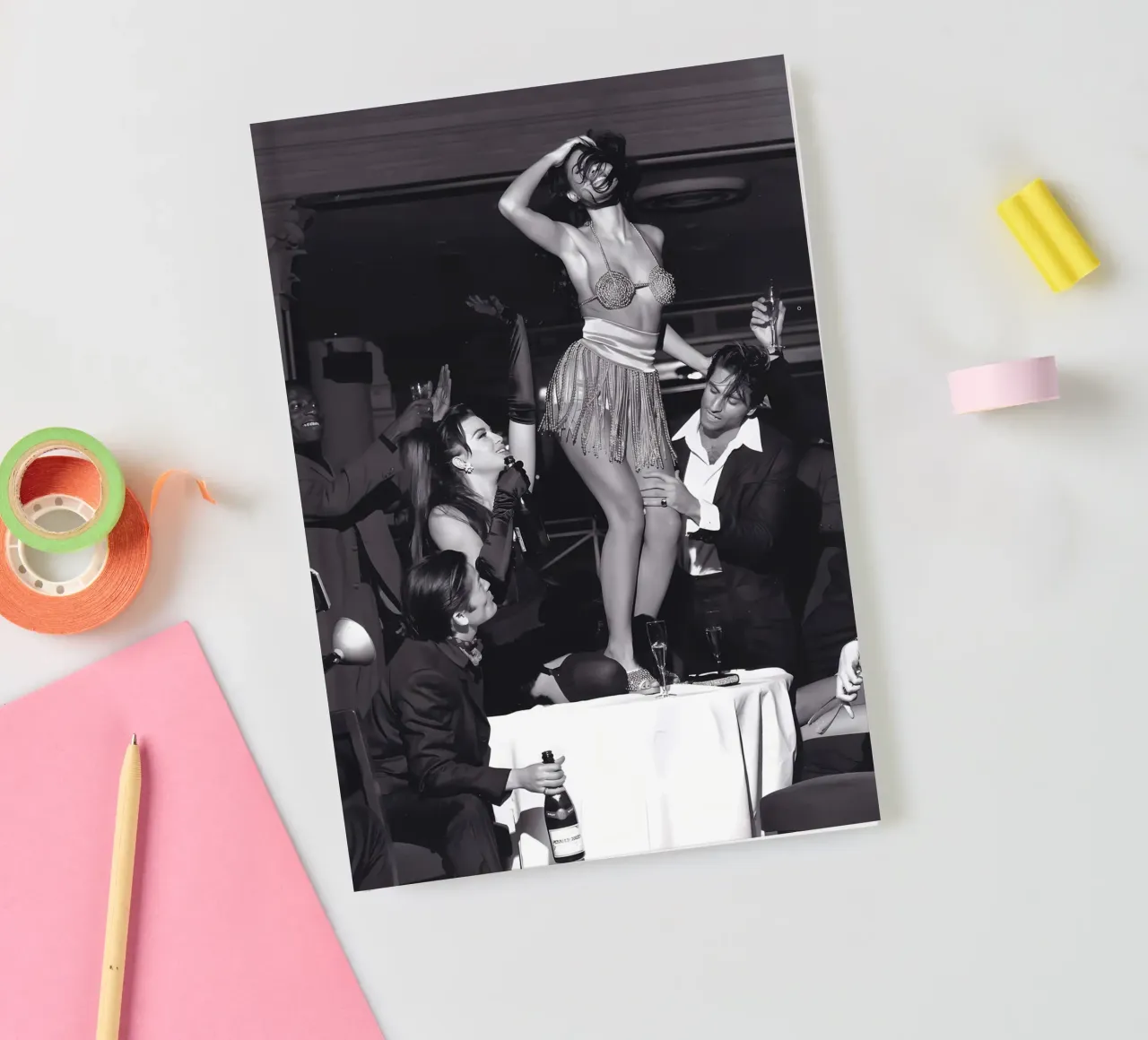 Femme dansant sur la table carnet de notes de Takeme