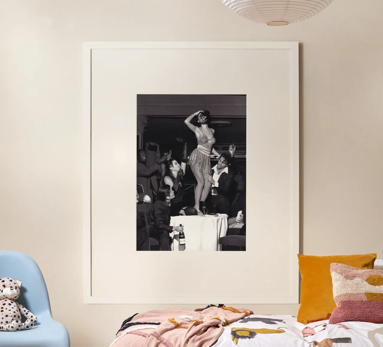 Donna che balla sul tavolo poster da Takeme