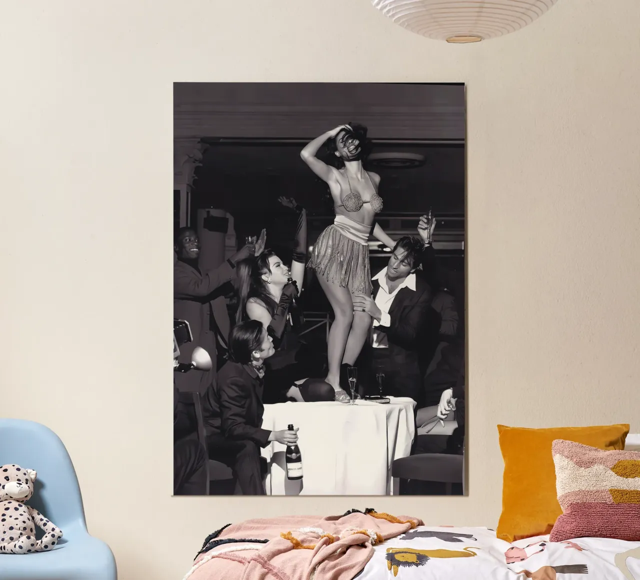 Donna che balla sul tavolo poster da Takeme