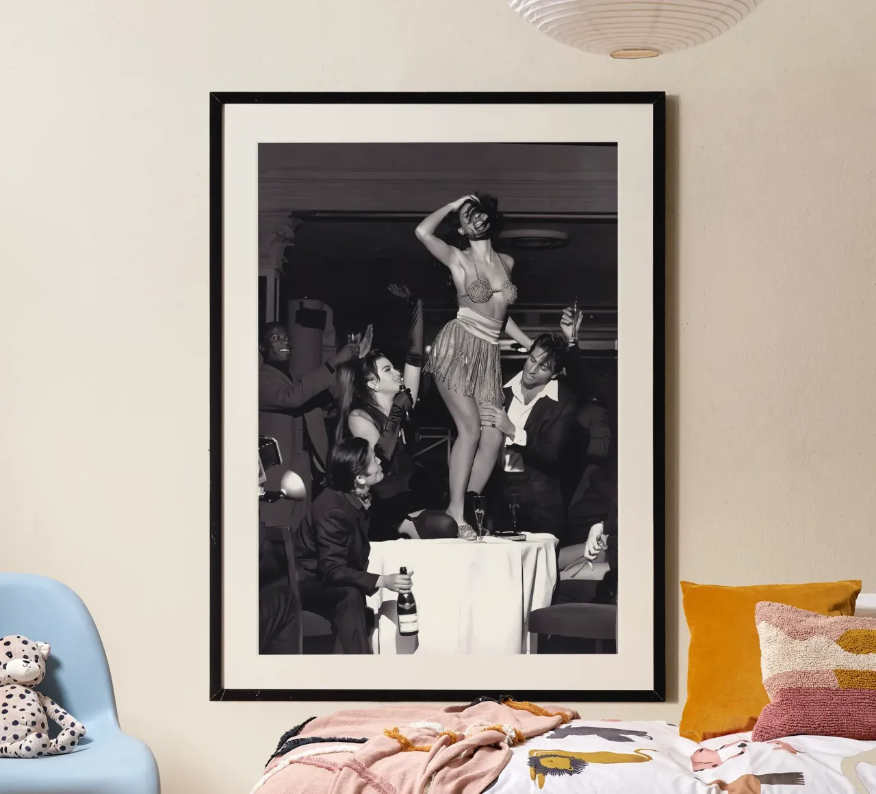 Donna che balla sul tavolo poster da Takeme