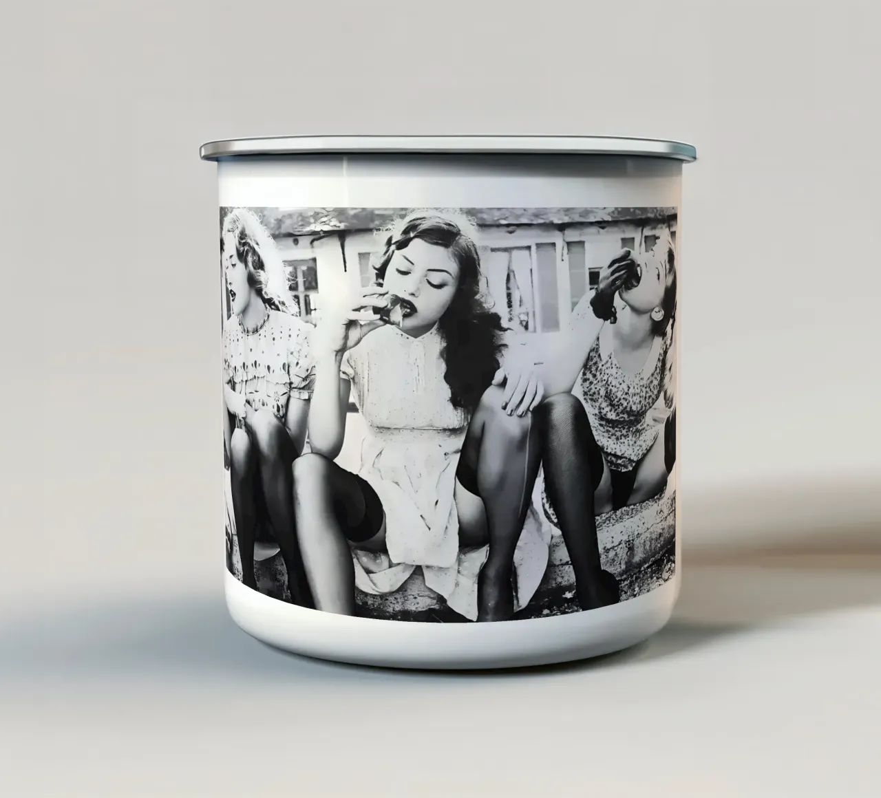 Due donne mangiano una mela tazza in smalto da Takeme