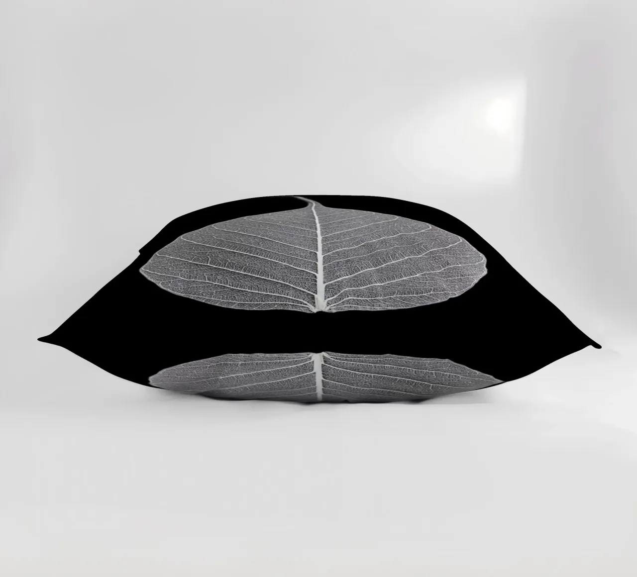 Veins of Life 2 - White Leaf cuscino da Studio Nahili