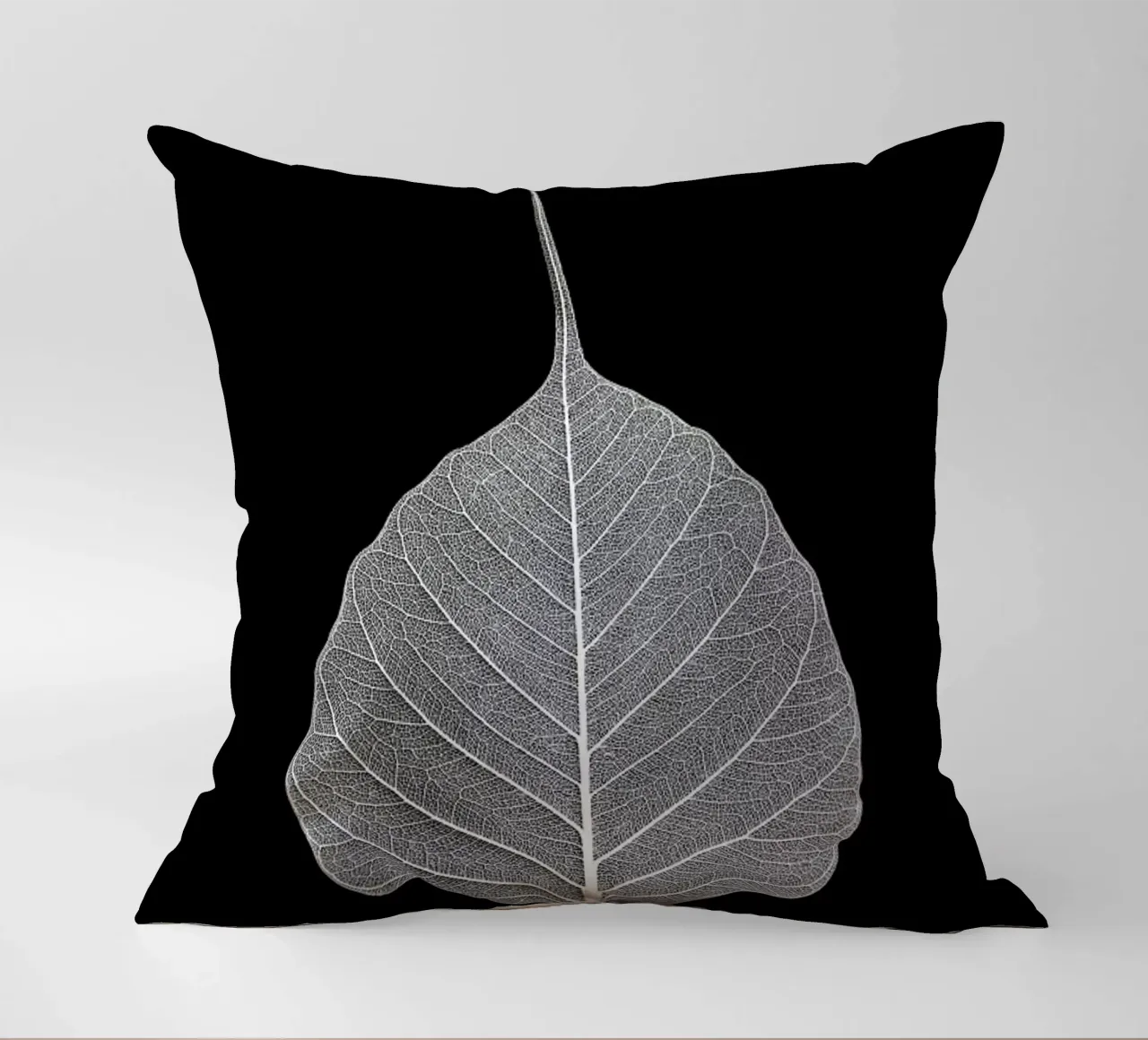 Veins of Life 2 - White Leaf cuscino da Studio Nahili
