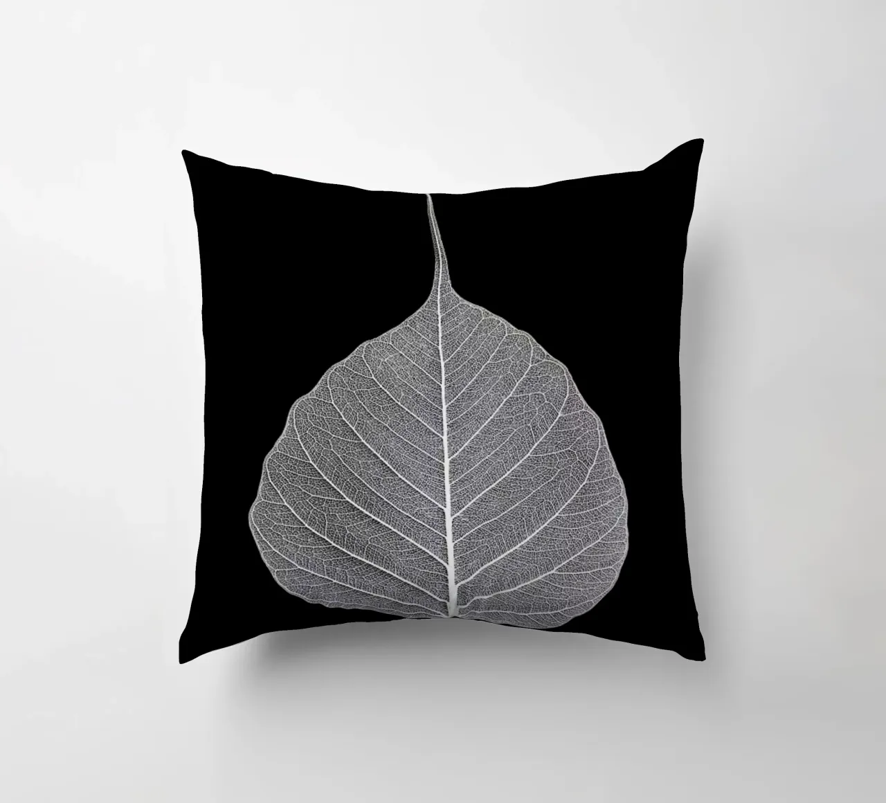 Veins of Life 2 - White Leaf cuscino da Studio Nahili
