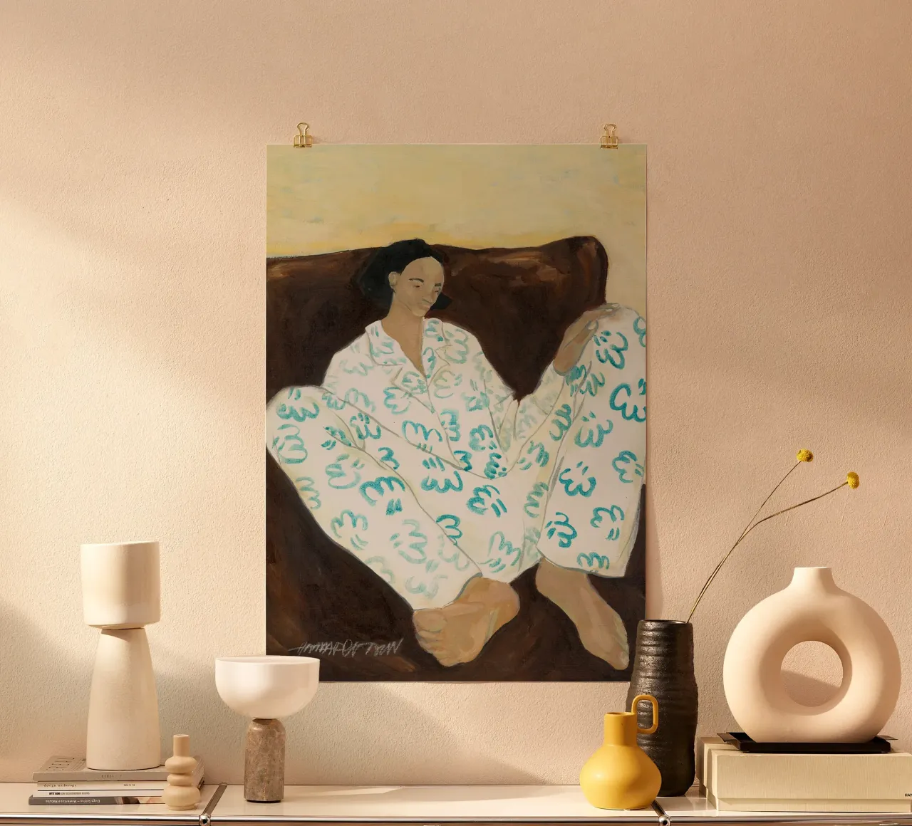 Hanna Peterson Siediti sulla sedia poster con telaio in alluminio da Davidprint