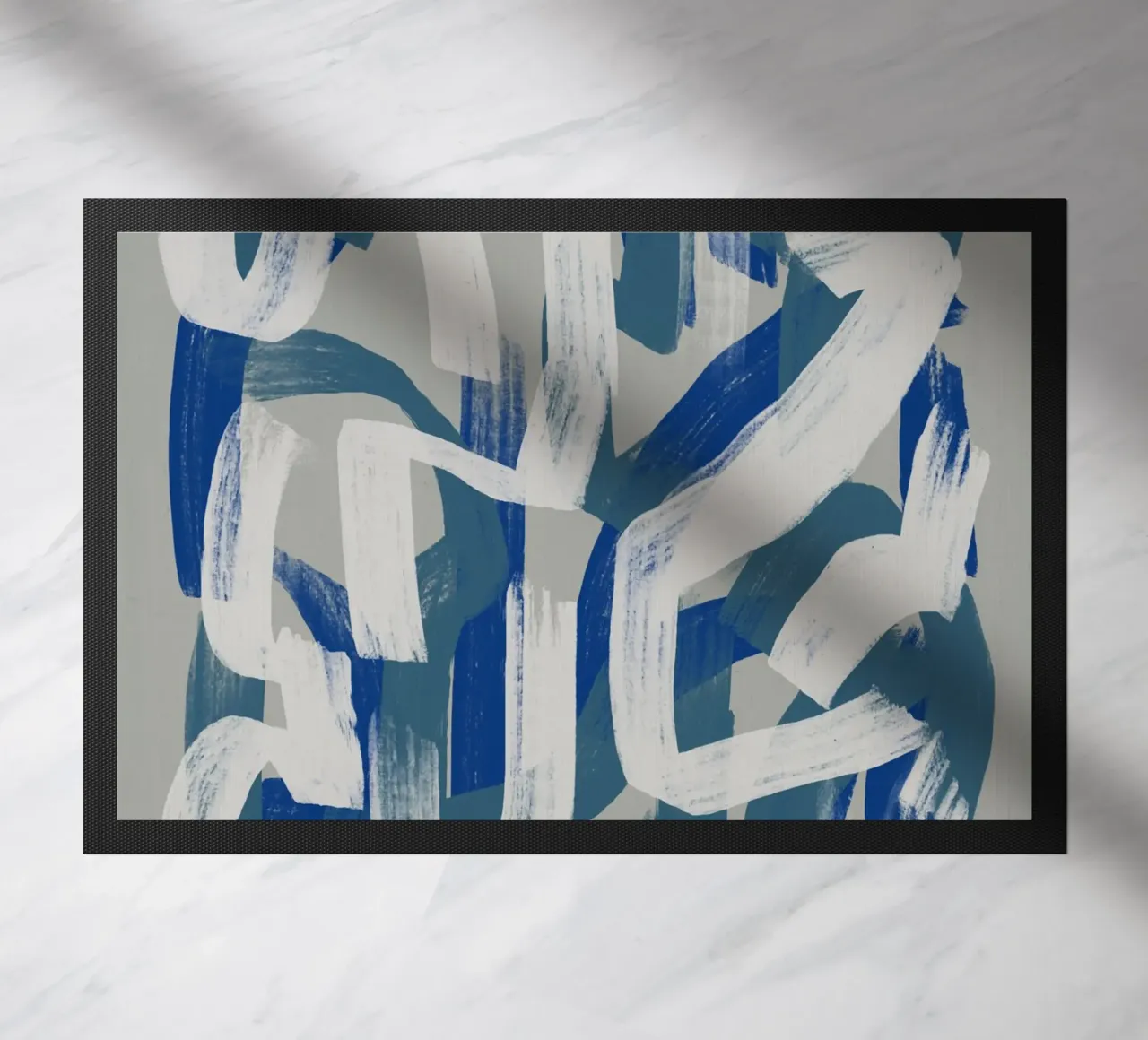 Droog penseel abstract in grijs en blauw 02 deurmat van Little Dean