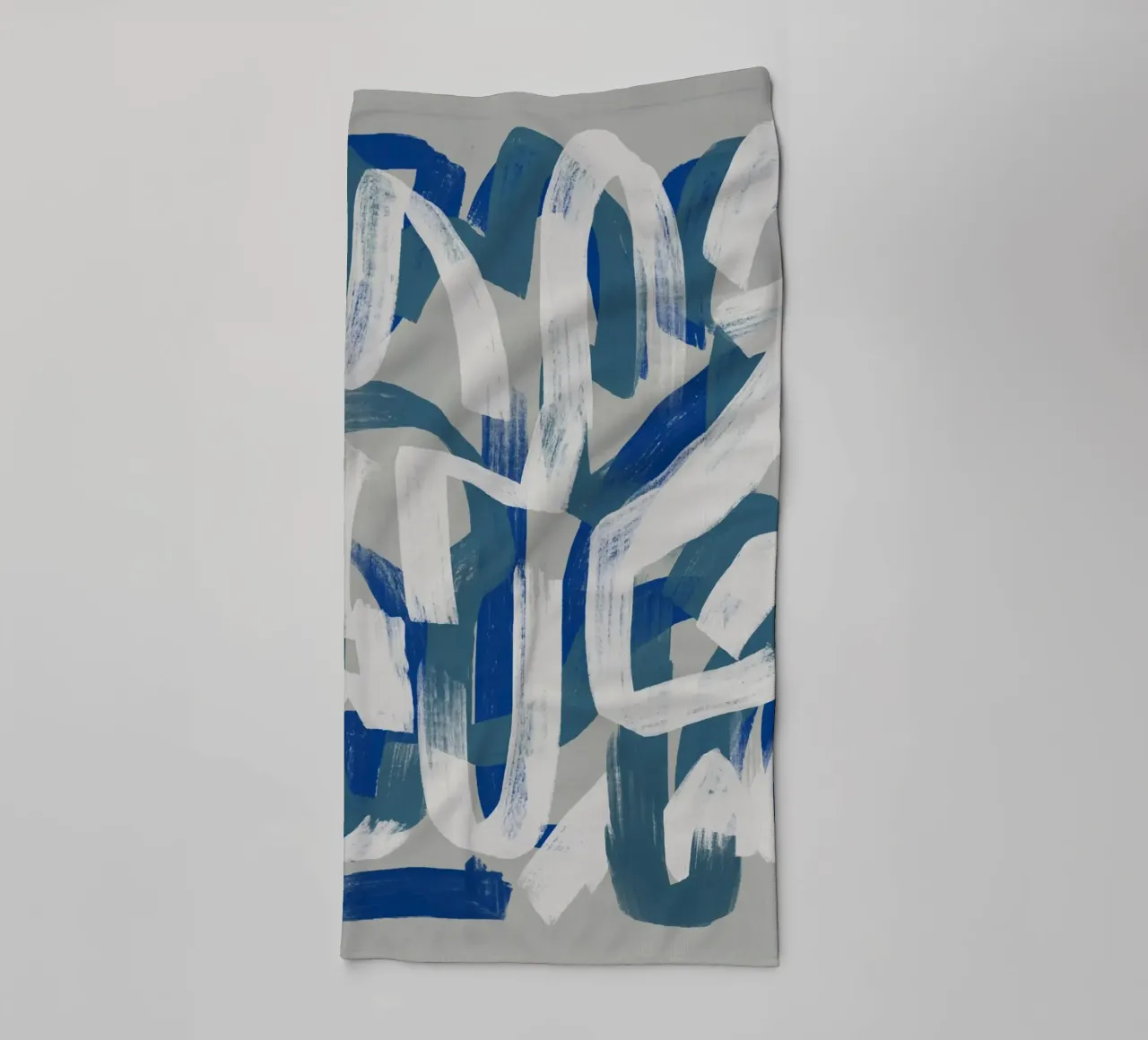 Droog penseel abstract in grijs en blauw 02 badhanddoek van Little Dean