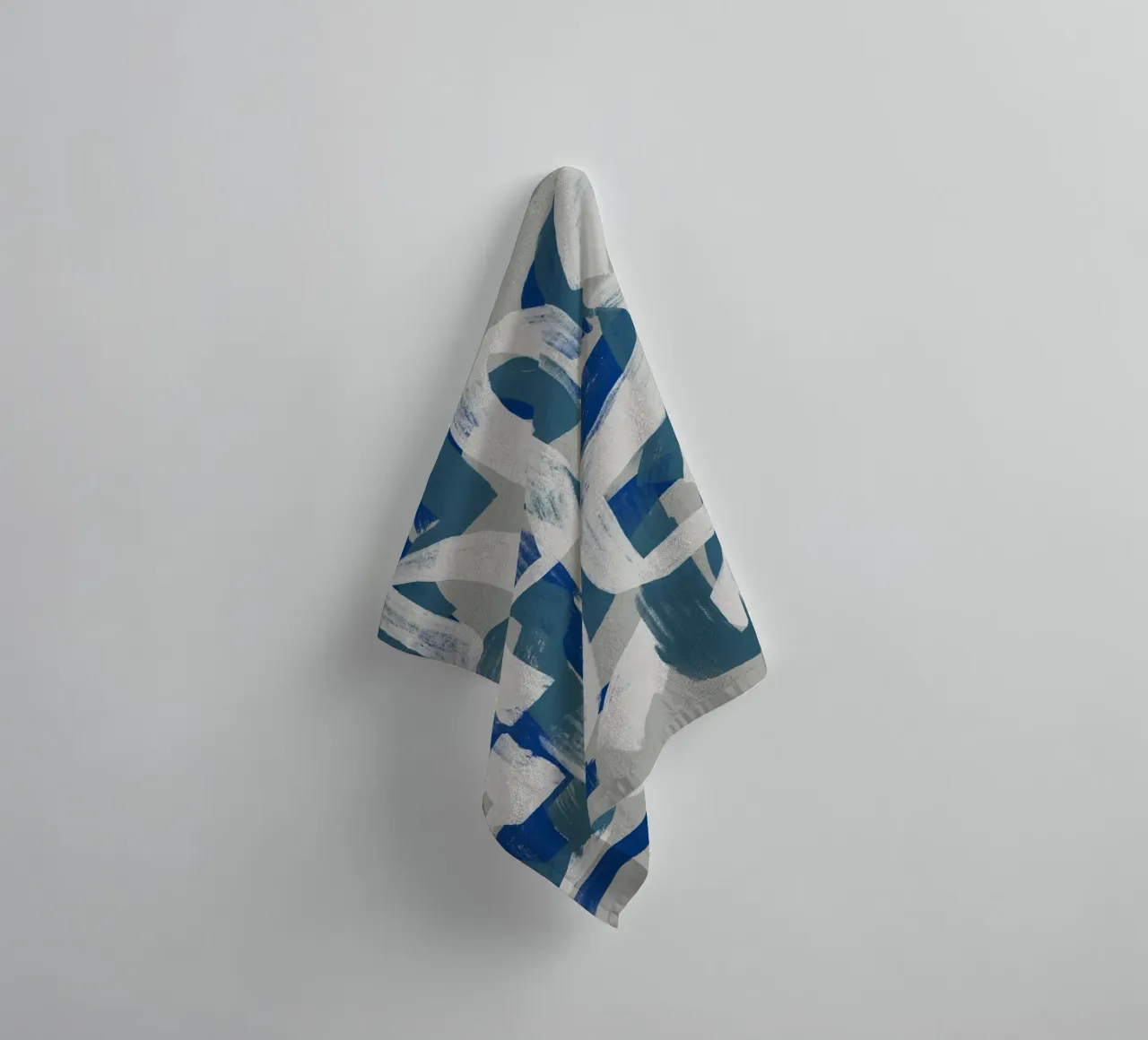 Droog penseel abstract in grijs en blauw 02 badhanddoek van Little Dean