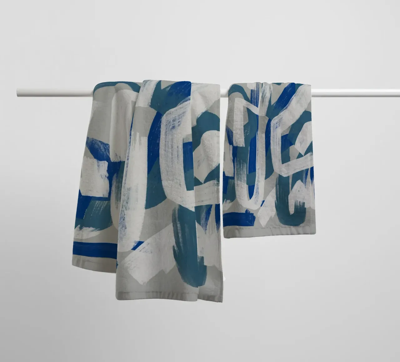 Droog penseel abstract in grijs en blauw 02 badhanddoek van Little Dean