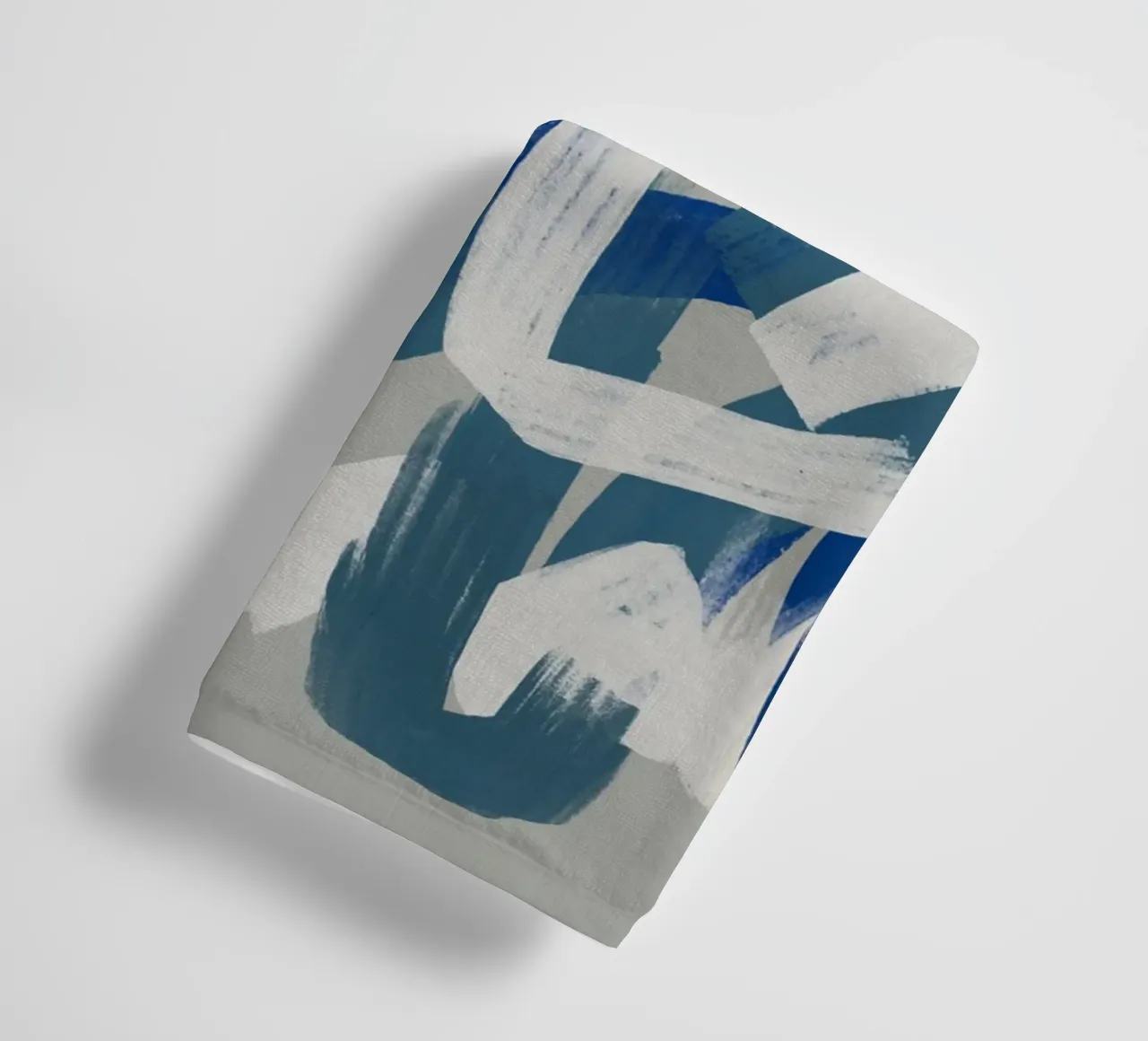 Droog penseel abstract in grijs en blauw 02 badhanddoek van Little Dean