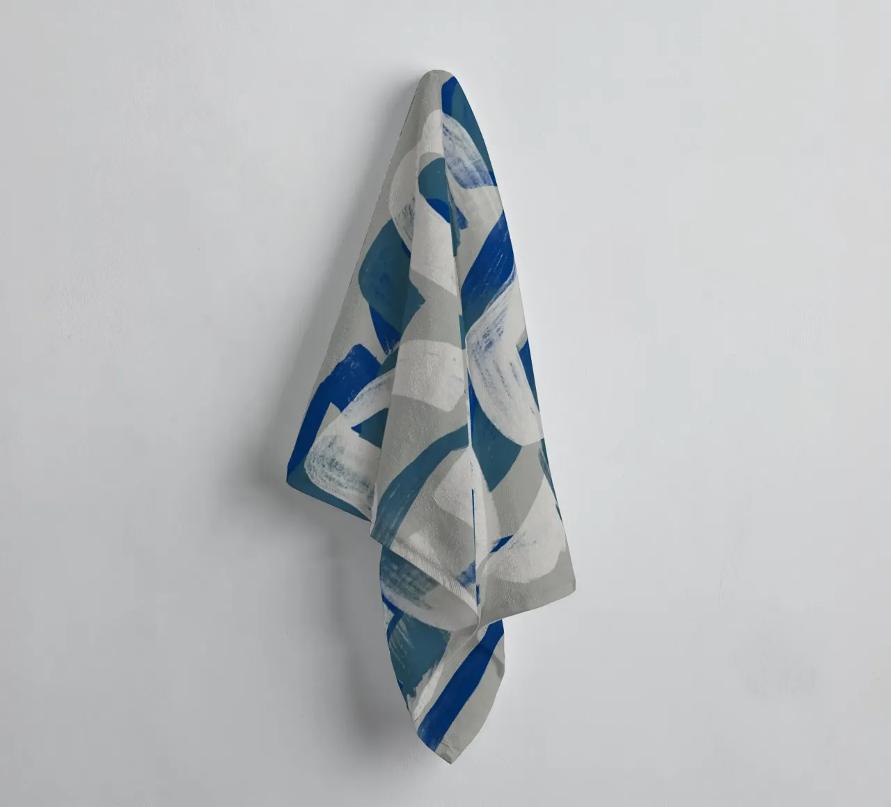 Droog penseel abstract in grijs en blauw 02 badhanddoek van Little Dean