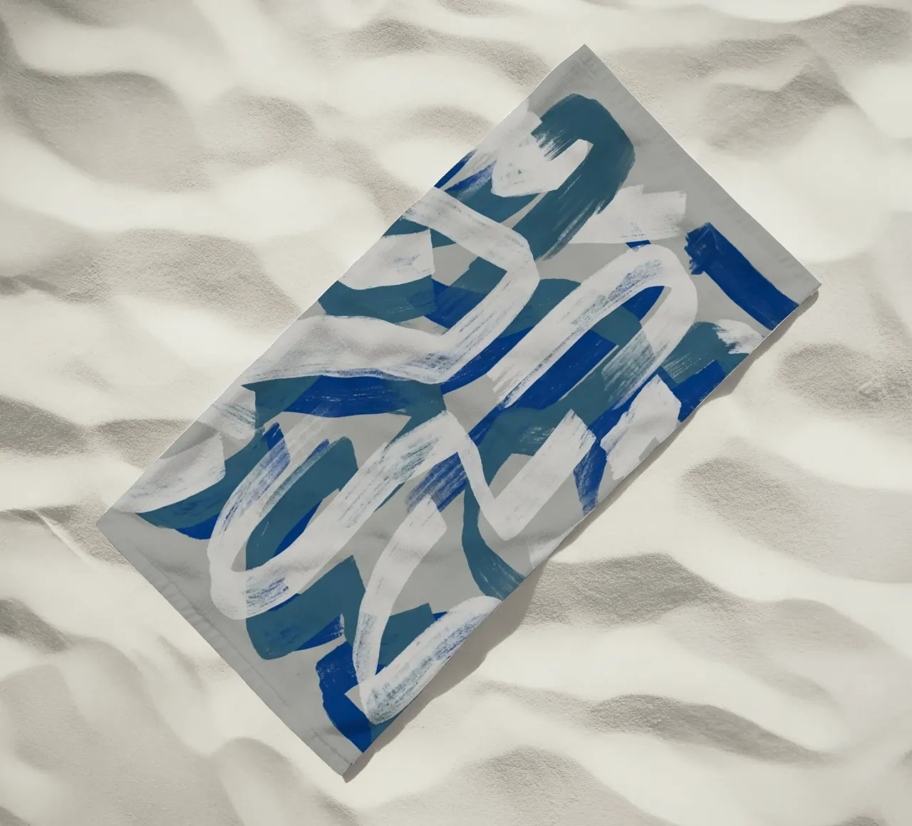 Droog penseel abstract in grijs en blauw 02 strandhanddoek van Little Dean