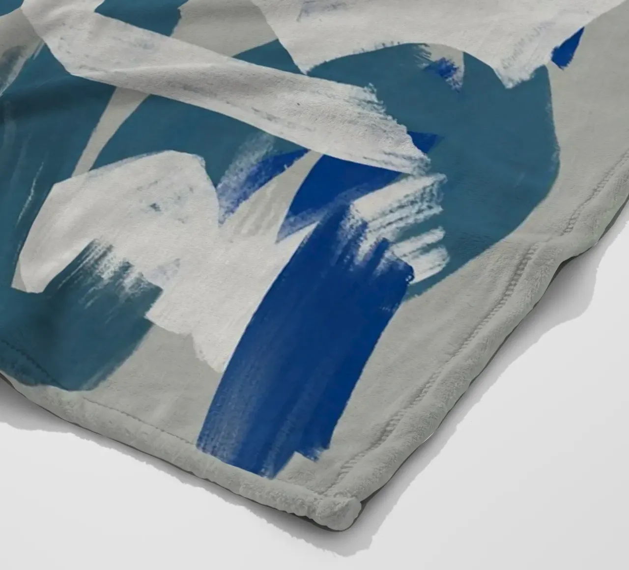 Droog penseel abstract in grijs en blauw 02 fleecedeken van Little Dean