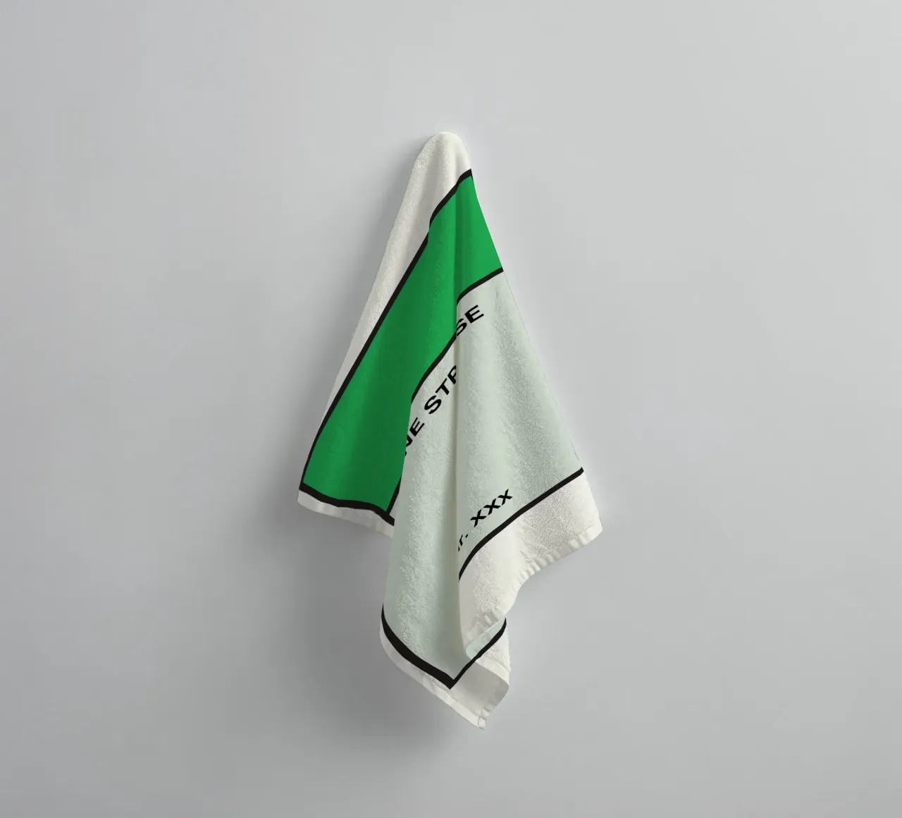 Poster verde stile Monopoly - La vostra via e il vostro numero civico asciugamano da bagno da FRAMELY