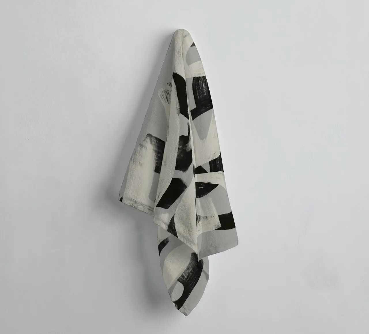 Droog penseel abstract in zwart en wit badhanddoek van Little Dean