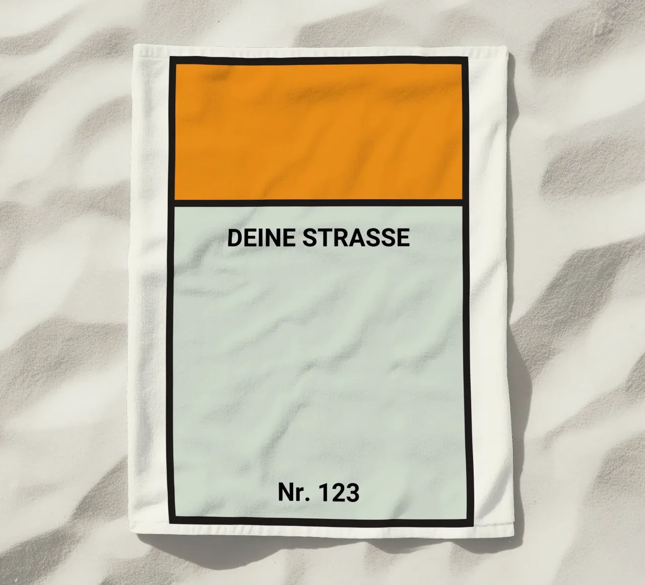 Cartel naranja estilo Monopoly - Tu calle y número de casa toalla de playa de FRAMELY