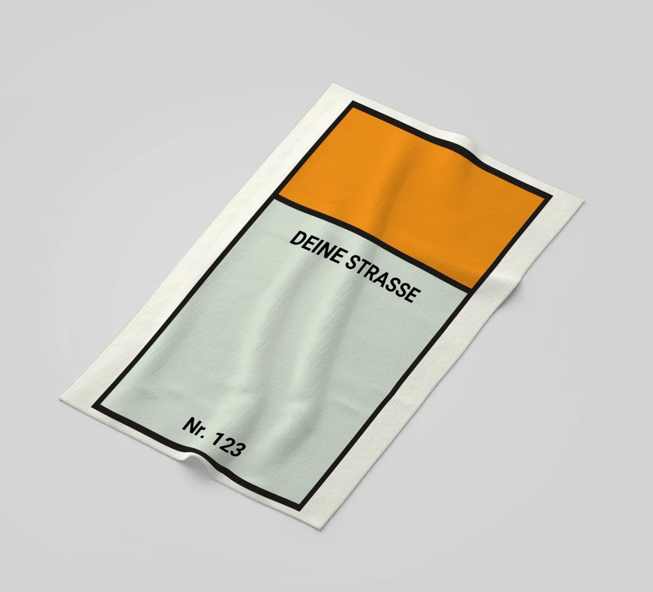 Cartel naranja estilo Monopoly - Tu calle y número de casa toalla de playa de FRAMELY