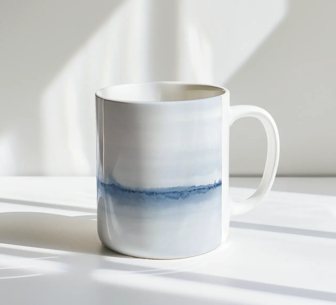 Paesaggio blu minimalista tazza in ceramica da NouveauPrints