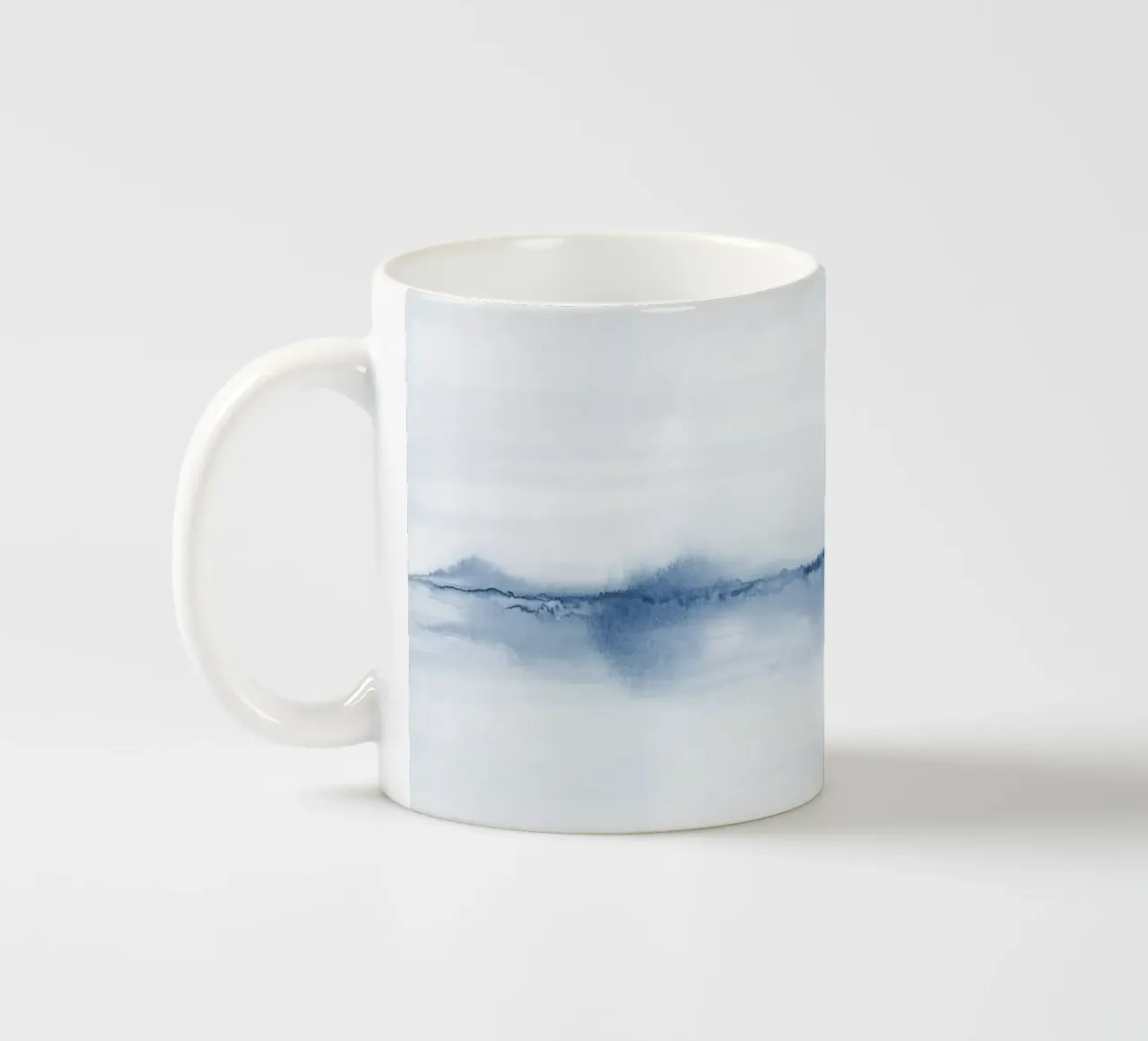 Paesaggio blu minimalista tazza in ceramica da NouveauPrints