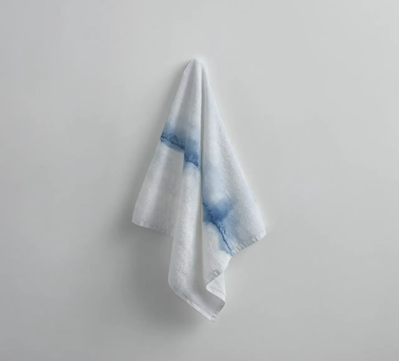 Paesaggio blu minimalista asciugamano da bagno da NouveauPrints