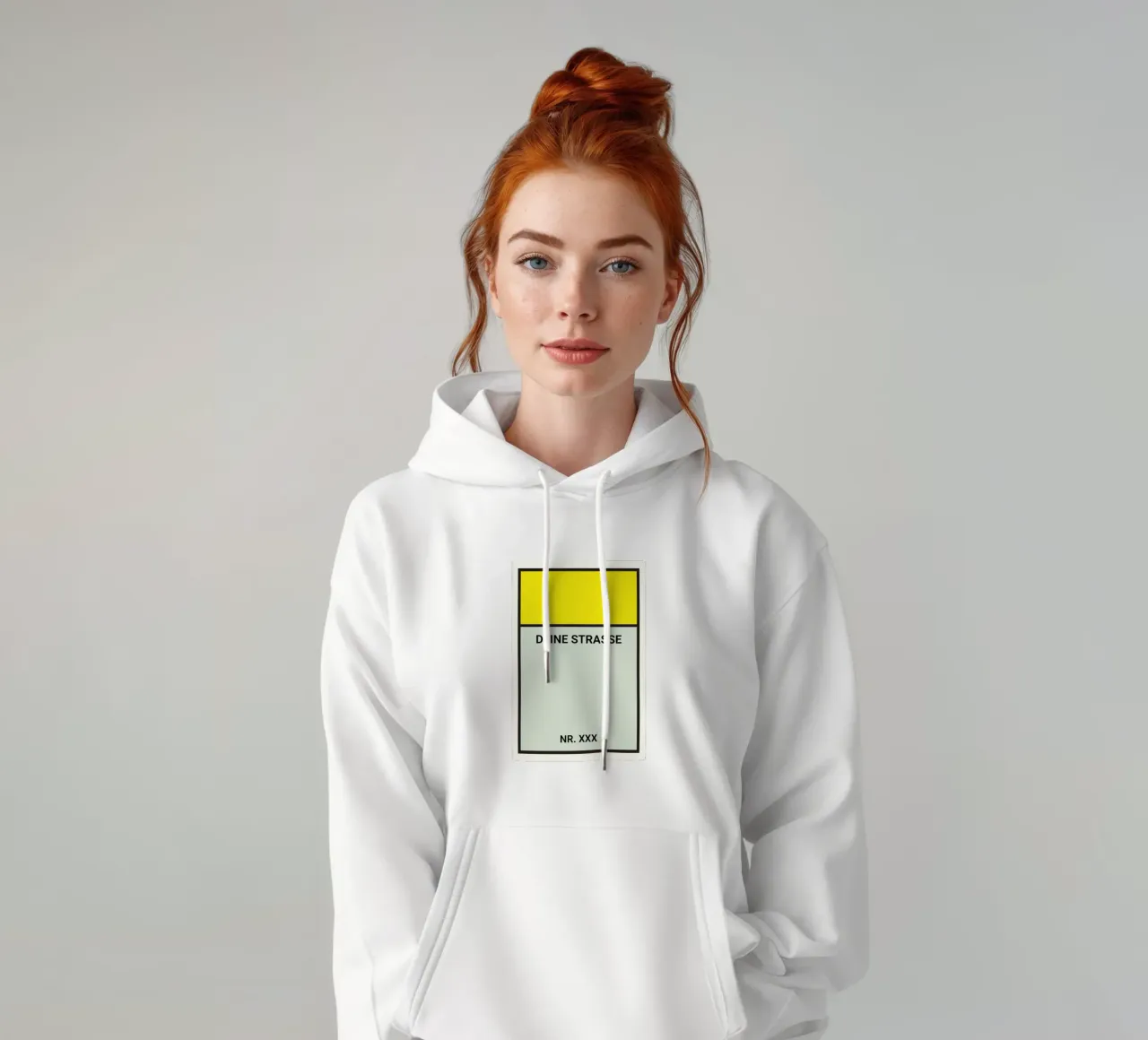 Poster stile Monopoly giallo - La vostra via e il vostro numero civico felpa con cappuccio da FRAMELY