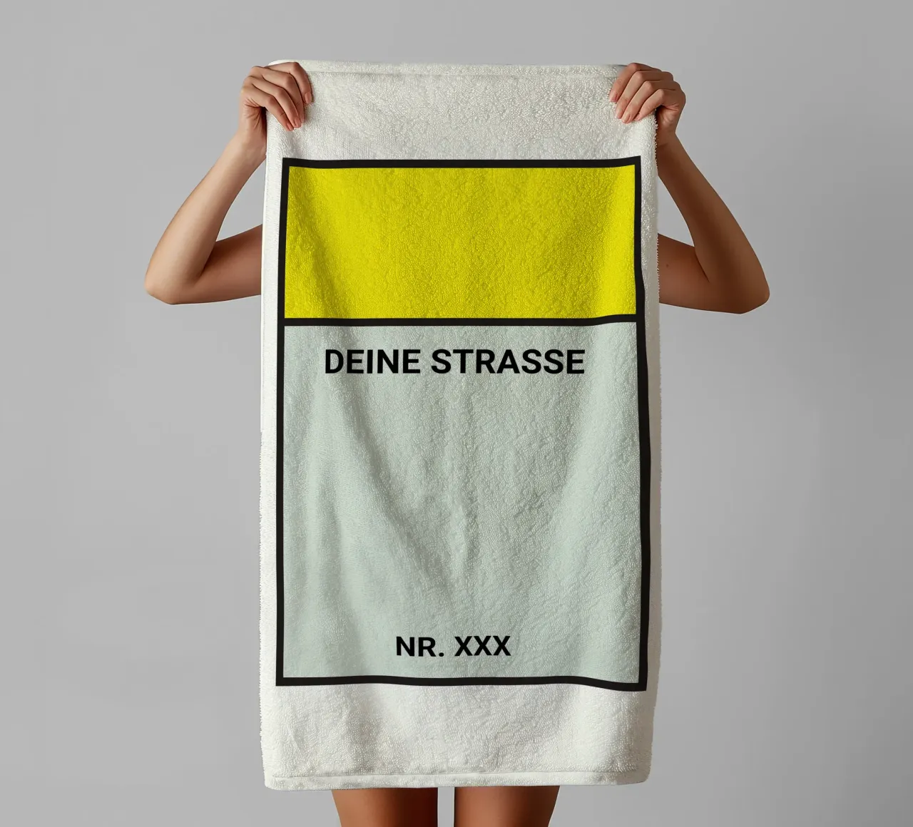 Poster stile Monopoly giallo - La vostra via e il vostro numero civico asciugamano da bagno da FRAMELY