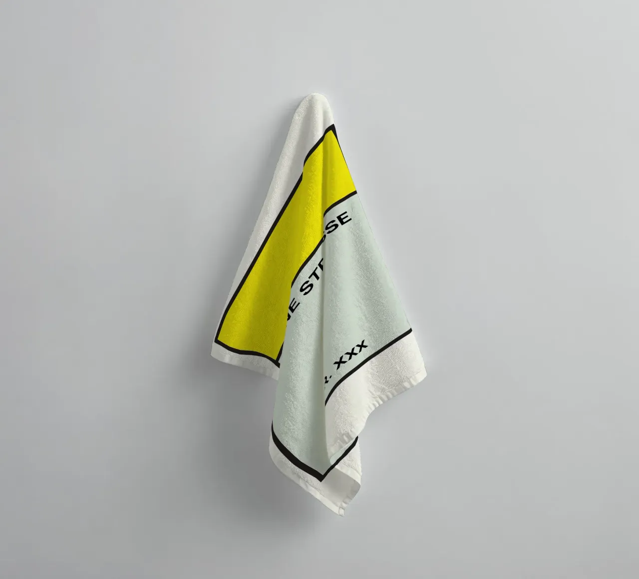 Poster stile Monopoly giallo - La vostra via e il vostro numero civico asciugamano da bagno da FRAMELY