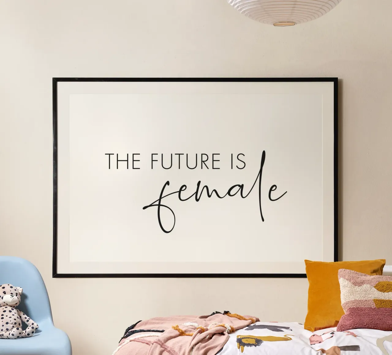 Il futuro è femminile poster con telaio in plastica da NouveauPrints