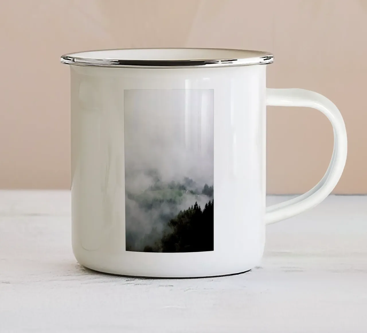 The House in the Mountains taza de esmalte de Studio Nahili